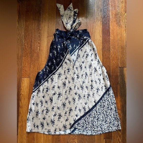 Sleeveless Top w/ Neck Tie - Picture 2 of 4